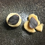 Lakrids by Johan Bülow - 割ってみると、中には黒っぽいリコリスが入っていました