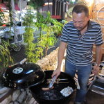 キールズ・バーハウス アオバダイ - テラスでバーベキュー。