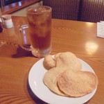 クンメー - 「ウーロンハイ」（450円）とお通しの海老せん