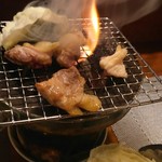 お食事処 まんてん - 炭火で香ばしく色が変われば もう食べ頃 油も滴り落ちます