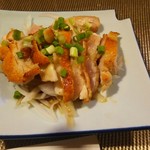 お食事処 まんてん - メインの地鶏のたたき   そんな硬くなく ジューシー