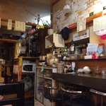 ぎょうざの店 丸銀 - 雑多な店内