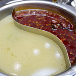 スーツァン・レストラン陳 - 辛い赤いスープと山椒の入った白いスープ