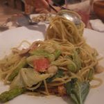 PUBLIC HOUSE - 魚介ジェノベーゼパスタ(取り分け中)