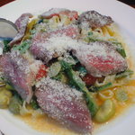 エスト! プロッシモ - 旭産和牛バラ肉のステーキとそら豆、ルーコラのフェットチーネ