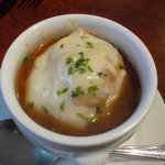 エスト! プロッシモ - 千葉産新玉ネギのオニオングラタンスープ自家製イベリコ豚まん入り