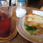 アイスベリーティーとフォカッチャ