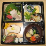 Kinya - 松花堂弁当（2100円/3150円）きん哉特製懐石のお弁当。ご返却不要の折り容器にもご用意できます