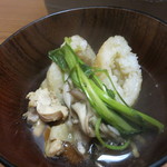 Murasaki - きりたんぽ鍋。比内地鶏のスッキリスープに、きりたんぽ、比内地鶏、舞茸、せり等が入る。