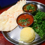 タンドールバル カマルプール - ２種盛（ポーク辛口、チキン中辛）850円（税込）コリアンダー多めで！