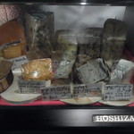 Furomaju Kurabu - カウンターのガラスケースに並ぶチーズ