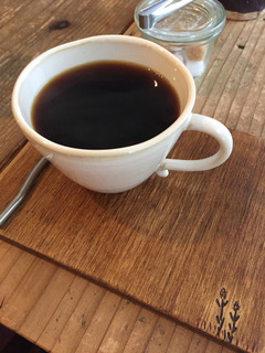 cafe TsuQushi - ホットコーヒー。スプーンや木のお皿が可愛い♡
