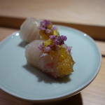 寿しの吉乃 - 2016.10 真鯛とイチミタイの食べ比べ、包まれているのは茄子の揚げびたし