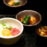 焼肉ホルモンせいご - 〆の松坂牛ユッケ丼、牛汁