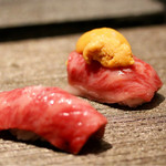 焼肉ホルモンせいご - 握り　
      奥：松坂牛イチボと北海道産馬糞雲丹の握り
      手前：松坂牛イチボの握りフランス産の岩塩で
      