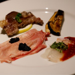 焼肉ホルモンせいご - 前菜　黒毛和牛タン昆布〆フランス産キャビアを載せて、黒毛和牛タンアゴの塩焼き、岩手県産松茸ナムル、大分産ヒラメのチョジャン風
      