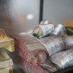Sushi Masa - ネタケースの大きな太刀魚