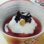 Nihon Ryouri Hishinuma - 鯛と焼きおむすびのお茶漬け　　青じそ入りの焼きおむすびに鯛をのせアツアツのお出汁でどうぞ　