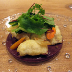 ラ・トラース - 2】前菜1: 鱧のエスカベッシュ　カラマタオリーブ シェリービネガーのピュレ 奈良ひらひら農園の野菜(2016.8月)　