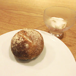 ラ・トラース - 自家製ライ麦パンはケフィアヨーグルトを添えて(2016.8月)