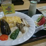 山香食堂 - 富良野オムカレー(ホワイト900円税込) 