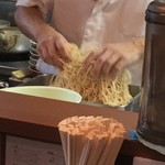 仙台中華そば 銘店嘉一 - 嘉一名物の麺揉み！
      魂を感じます。