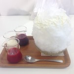 埜庵 - 2016年8月：彩り…あらかじめヨーグルトシロップがかかっていて、自分で選んだブルーベリー、ラズベリー、練乳シロップは別添えです