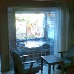 室内から露天風呂を臨む。