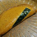 横田福栄堂 - みそせんべい1,080円（税込）　30枚入りの一枚分です。丸い形状を半分に隙間があるように折って焼き上げられています。非常に味噌の風味が香ばしいもの。
