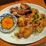 クワンチャイ - 鶏のグリルとオムレツ、餃子