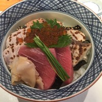 本等鮨 海馬 本店 - お昼の限定料理
                    限定十食
                    海馬どんぶり
                    炙り海鮮丼
                    赤出し汁
                    ¥900-