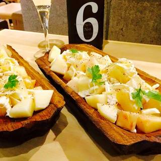 利酒師の案内によりお料理とそれによく合う日本酒を楽しめる