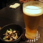 Rokku - お通し（レンコンのキンピラ）￥300 と 生ビール(キリン) ￥399