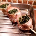 新小屋 - ウンチェー「季節野菜の豚バラ巻」ほのかな苦味とシャクシャク感