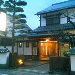 山田屋 - 夜の山田屋さん外観