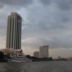 THE PENINSULA BANGKOK - 川の西岸、北にはヒルトンが見える