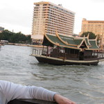 THE PENINSULA BANGKOK - ・・に乗って対岸へ。