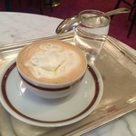 Café Sacher - 【コーヒー・メランジェ】（4.9€）生クリームがたっぷりの珈琲。