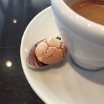 CAFE BAR BLOOM - 【エスプレッソ】（ブラウナー）（2.5€）小菓子も付くのが嬉しい♪
            
            