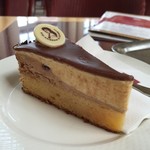 Cafe Gloriette - スポンジは固く、ムース部分はかなり柔らかい。