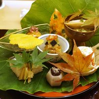 銀座 奥田 - 八寸：わたりがにのジュレ、細切りあわび、秋刀魚の棒鮨、いちぢくの白和え、里芋、丹波の黒豆の図んだ和え、穴子