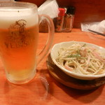 日の丸や - 生ビール＆スパゲティーサラダ（なかなかのスパイシーでビールに合いますね）