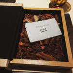 イレテテュヌフワ - 中を開けると香りとお店の名刺が！