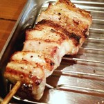 新小屋 - 脂がおいしい「厚切り豚バラ串焼」