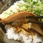 しとらす - 中のご飯にもタレと刻みチャーシューあり！