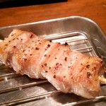 新小屋 - 「厚切り豚バラ串焼」脂の甘みが素晴らしい
