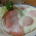 常盤食堂 - ハムエッグはサニーサイドアップ、ハムは２切れ