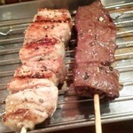新小屋 - 「厚切り豚バラ串焼」と「牛さがり串焼」噛みごたえがあって旨味十分！