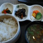 レストラン 竜神亭 - 「朴葉焼きランチ」のご飯やお漬物