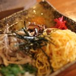 具材。鶏肉の滋味、たんかん果皮の香り高さが際立つ